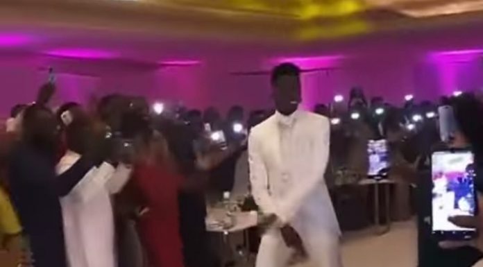 Immature, admirez les pas de danses de Pape Abdou Cissé devant sa femme