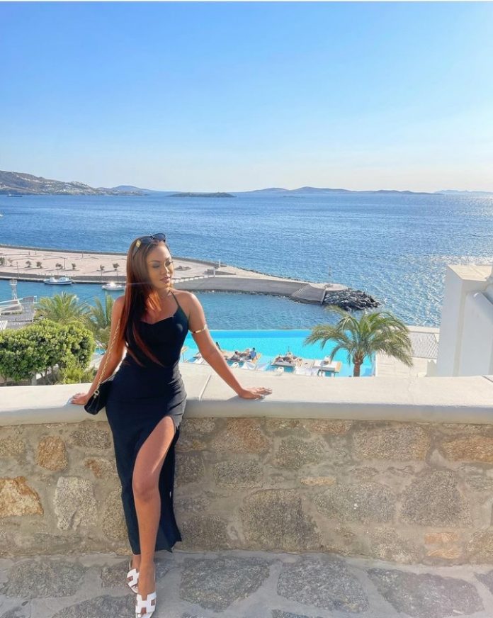 (Photos) : Fente osée, l’actrice Marie Paule se la coule douce en Grèce