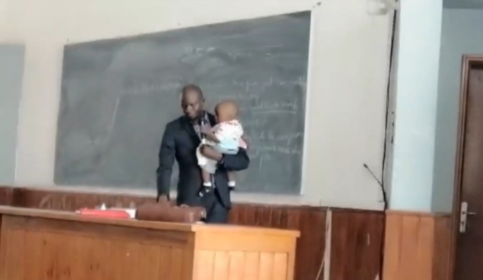 UCAD – Scène inédite : Le maire Dr Babacar Diop porte le bébé d’une étudiante en plein cours (vidéo)