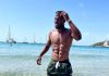 (02 photos) : A la plage, Keita Baldé s’affiche à moitié nu sur Instagram