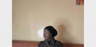 (02 photos) : Moulée dans un jean, Diarra (Infidèles) expose sa taille de guêpe