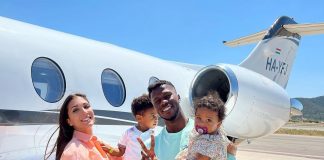 (05 photos) : En vacances, Keita Baldé et sa famille s’affichent tout heureux en avion.
