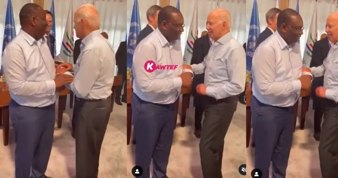Ce geste comique entre les Présidents Sall et Biden. Regardez !