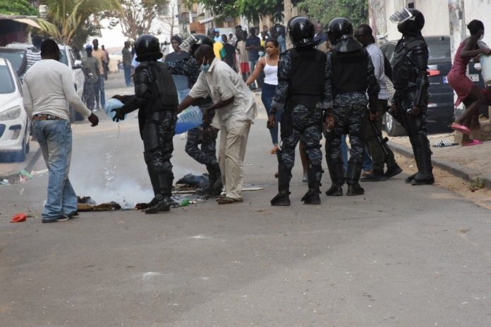 Manif à Dakar-Un mort, des blessés, lacrymo, pierres : Revivez le direct de Senego Tv