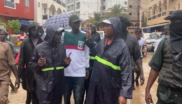 Dakar : Barth dans les zones inondées…(vidéo)