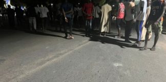 UCAD : Les étudiants ressortissants de Ziguinchor barrent l’avenue Cheikh Anta Diop pour réclamer leur subvention à Ousmane Sonko.