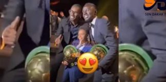 (Vidéo) Ballon d’or : Mandela, le fils de Youssou Ndour heureux de poser avec Sadio Mané et Aliou Cissé