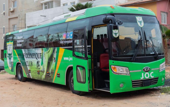 (09 Photos) Pape Alioune Ndiaye offre un bus à son équipe Jolof Olympique Club