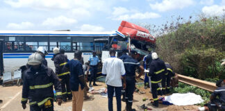 Bargny : Une collision entre un camion et un bus fait plusieurs morts, les images de l’accident (vidéo)
