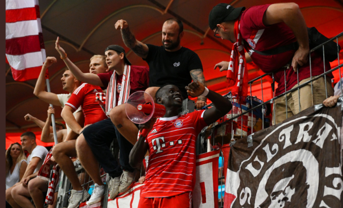 Bayern Munich : La belle communion de Sadio Mané avec les supporters après le match contre Francfort