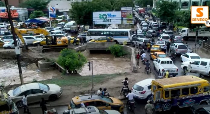 Fortes pluies : Dakar inondée et embouteillée (Senego Tv)