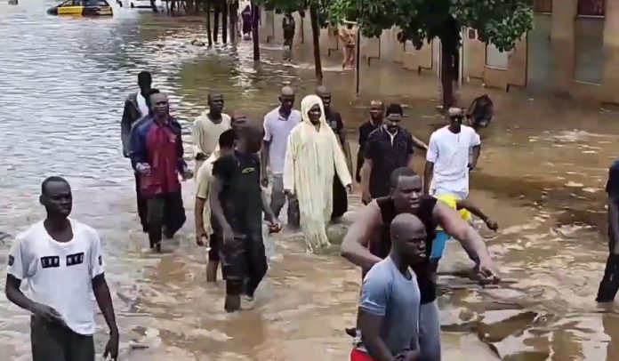 Inondations à Dakar : Serigne Modou Kara patauge avec ses talibés en chantant (vidéo)