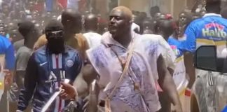 Insécurité devant son domicile, Balla Gaye arrache le couteau d’un de ses supporters (Vidéo)