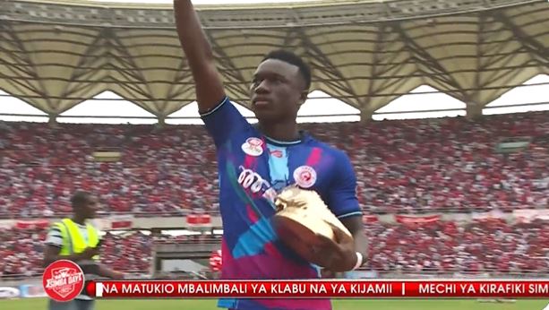 Simba FC: Pape Ousmane Sakho a présenté son trophée du plus beau but de la saison dans un stade plein à craquer (Vidéo)