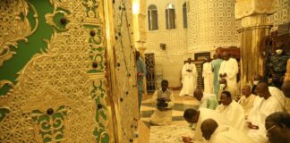 Touba: Après sa visite chez le khalife, Macky s’est recueilli au mausolée de Cheikh Ahmadou Bamba (Photos)