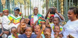 Qualification des Lions : Macky Sall jubile avec les supporters devant les grilles du Palais (Vidéo)