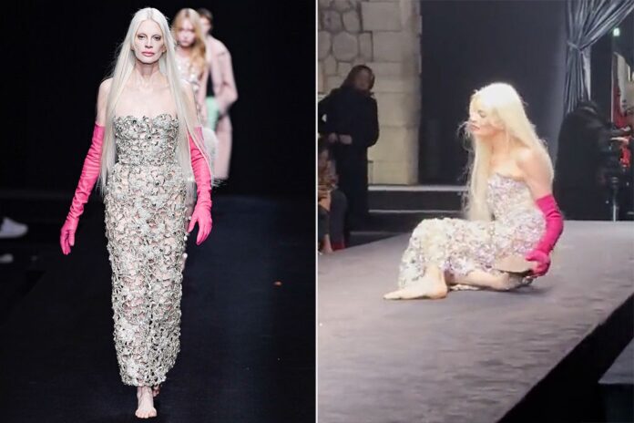 Cette mannequin de 58 ans tombe sur scène au Paris Fashion Week 