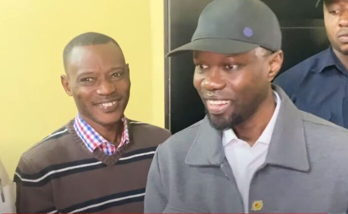 Direct-Parcelles Assainies : Visite d’Ousmane Sonko à la mairie… Vidéo