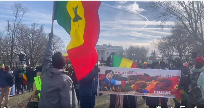 Etats-Unis : Des Sénégalais vilipendent Macky Sall devant la Maison Blanche. Regardez !