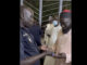 Le policier reçoit des prières de Serigne Assane Mbacké après l’avoir arrêté. Regardez