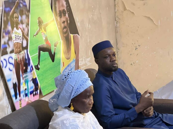 Ousmane Sonko chez Kéne Ndoye pour présenter ses condoléances à sa famille (Photos)