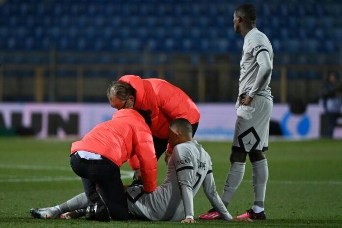PSG : Mbappé, blessé à la cuisse, sort dès la 20 minute à deux semaines du choc face au Bayern de Sadio Mané