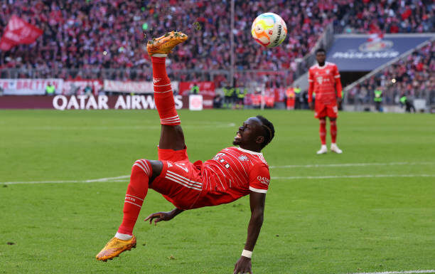 Bayern vs Augsbourg : Sadio Mané, la passe décisive avec une retournée acrobatique. Regardez !