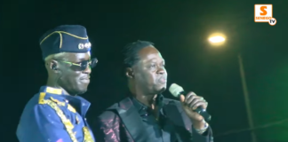 Duo exceptionnel : Baaba Maal surprend Ngaaka Blindé sur scène… (Senego Tv)