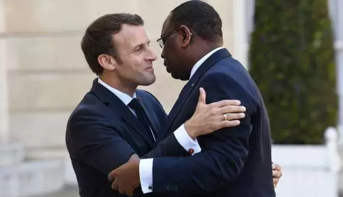 Troisième mandat : Ce qu’aurait conseillé Macron à Macky Sall et la réponse du Président sénégalais…