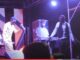 (Vidéo) : Electrisé par le courant, Dof Ndeye tombe en plein concert