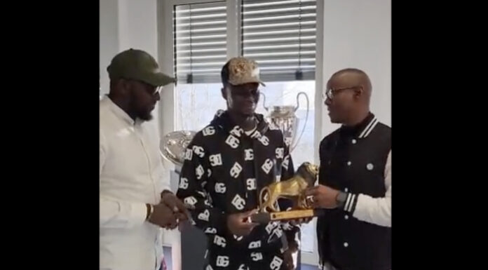 (Vidéo) Sadio Mané reçoit enfin son Trophée !