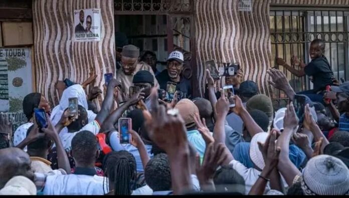 Visite chez Lamine Ndiaye : Ousmane Sonko attire une foule immense à la Médina. Regardez !