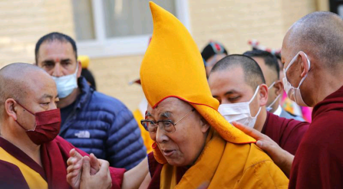 « Je regrette », le Dalaï Lama après avoir demandé à un enfant de sucer sa langue