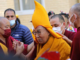 « Je regrette », le Dalaï Lama après avoir demandé à un enfant de sucer sa langue