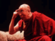 Le Dalaï-Lama au centre des critiques : Une vidéo le montre en train de toucher une fille