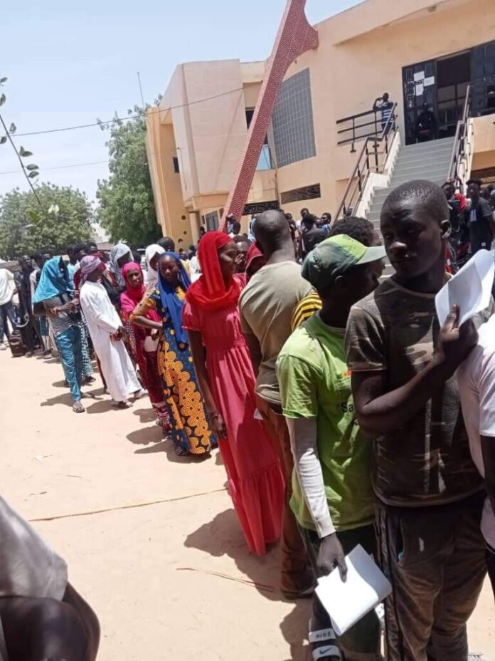 Révision des listes électorales au Sénégal : Une foule immense devant les commissions (Photos)