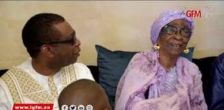(Vidéo)- Korité: A 63 ans, Youssou N’Dour toujours proche de sa maman. Regardez cette belle complicité !