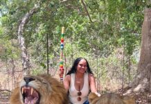 (05 photos) : Marie Louise Diaw pose sans peur avec des lions.