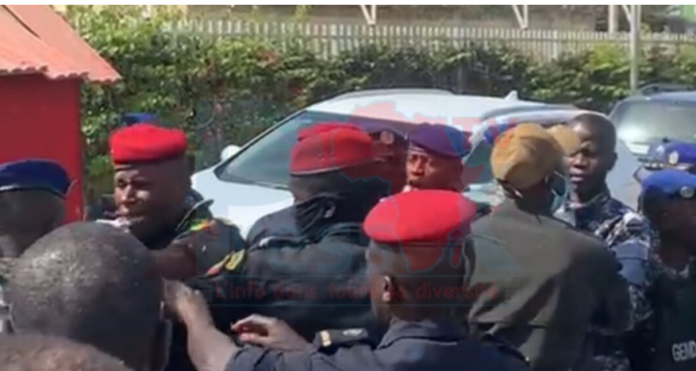 Affaire Sweet Beauté: Bagarre entre un garde de Adji Sarr et un gendarme au tribunal de Dakar (Vidéo)
