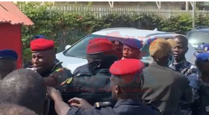 Affaire Sweet Beauté: Bagarre entre un garde de Adji Sarr et un gendarme au tribunal de Dakar (Vidéo)