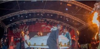 DJ Abdoul, l’artiste entre en scène dans un cercueil, la toile consternée !